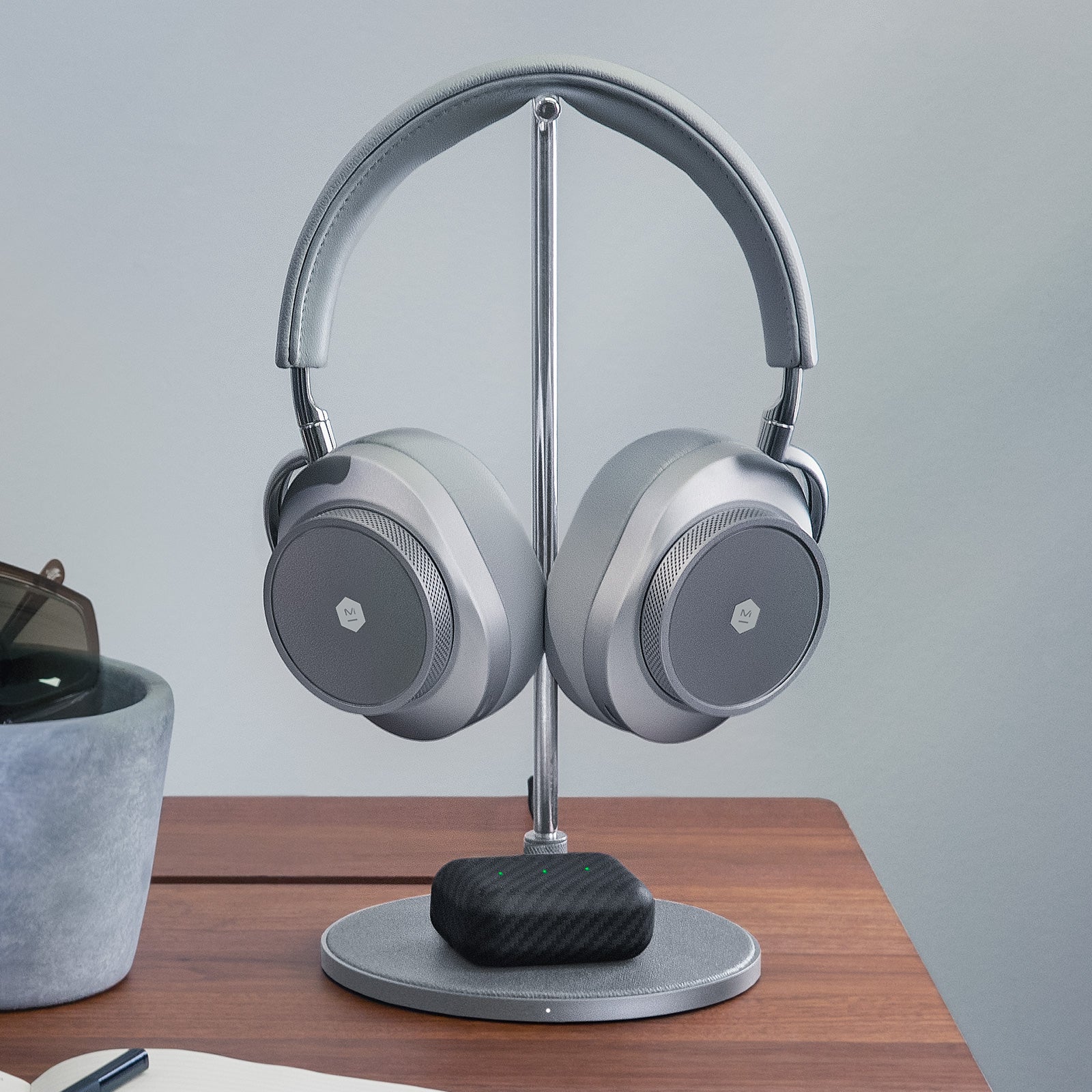 MC300 Wireless Charge Pad and Headphone Stand | Master & Dynamic